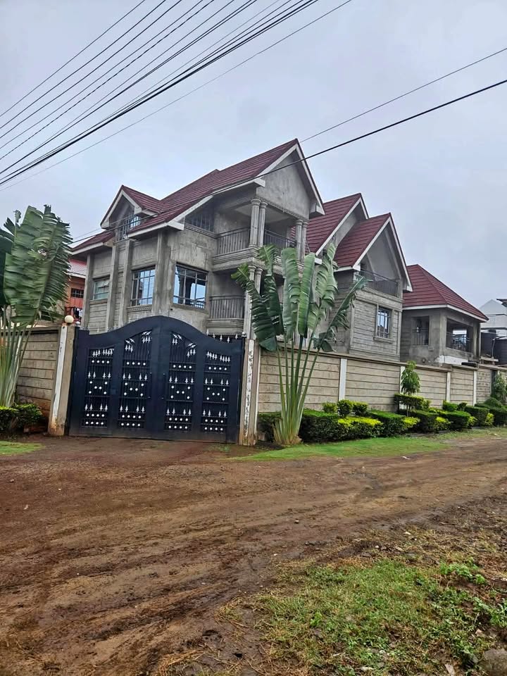 🏡 Grand 6-Bedroom Maisonette with 2-Bedroom SQ – For Sale